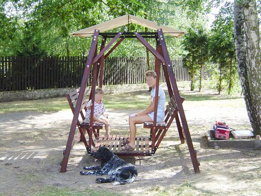 Zahradní retro houpačka - Rodinná zahradní houpačka jako stvořená pro radost dětí a lenošení dospělých. Zahradní retro houpačka - Rodinná zahradní houpačka jako stvořená pro radost dětí a lenošení dospělých.