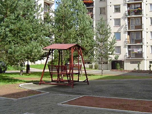 Zahradní retro houpačka - Rodinná zahradní houpačka jako stvořená pro radost dětí a lenošení dospělých. Zahradní retro houpačka - Rodinná zahradní houpačka jako stvořená pro radost dětí a lenošení dospělých.