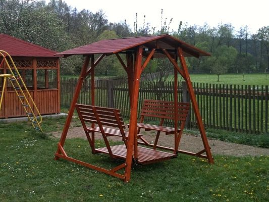 Zahradní retro houpačka - Rodinná zahradní houpačka jako stvořená pro radost dětí a lenošení dospělých. Zahradní retro houpačka - Rodinná zahradní houpačka jako stvořená pro radost dětí a lenošení dospělých.